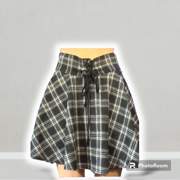 NWT PLAID Black and white flowy pleated MEDIUM mini skirt - Picture 3 of 4